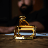 Der Kornet & Hahn Design Gold Locher als Hingucker auf dem Schreibtisch, mit 18 Karat echtvergoldet